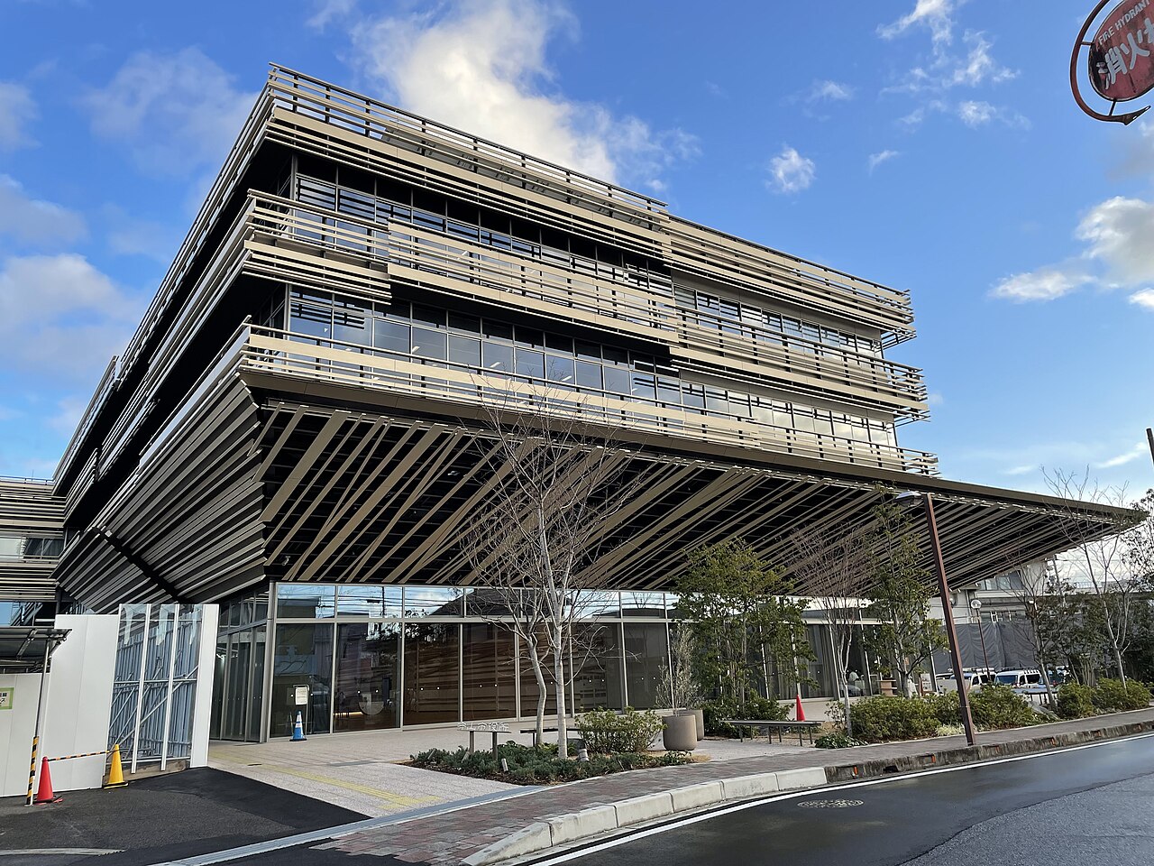 滋賀県守山市役所の外観。2024年2月7日撮影。
